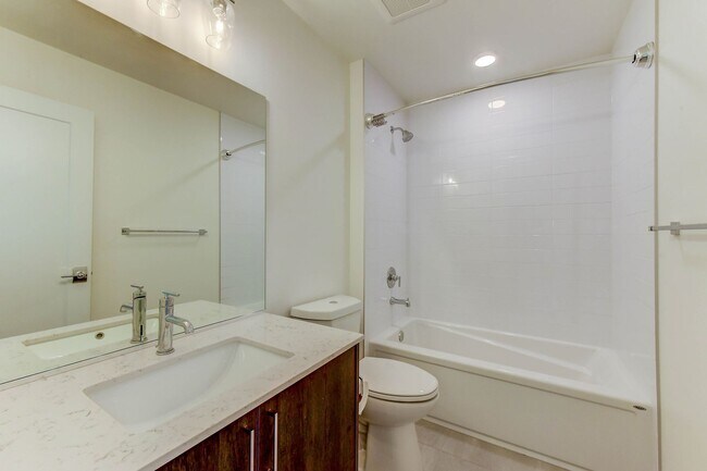 Building Photo - Terrific Townhome