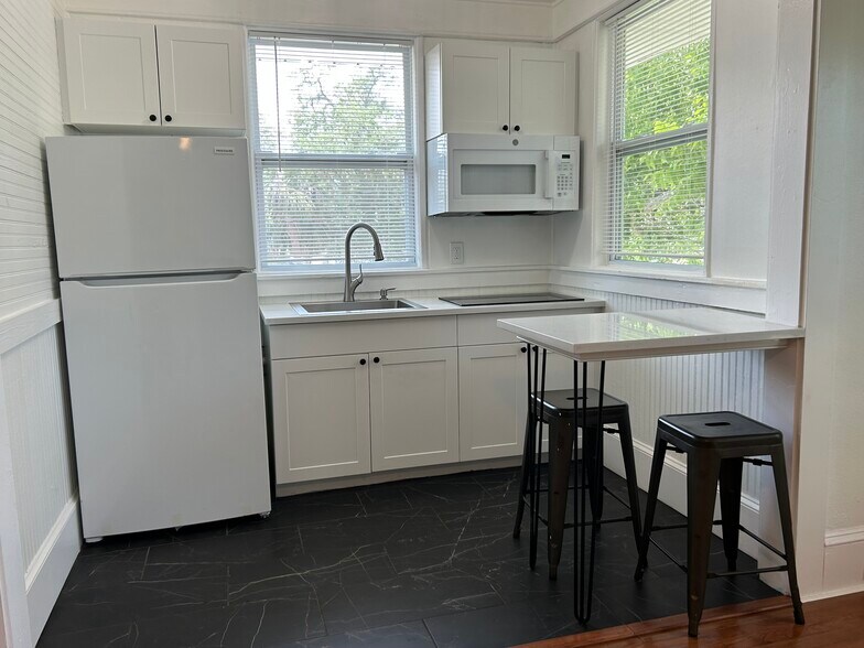 Building Photo - 302 Live Oak St