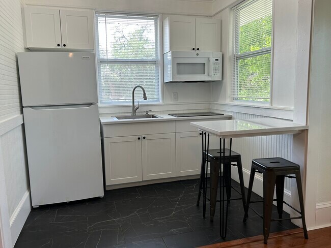 Building Photo - 302 Live Oak St