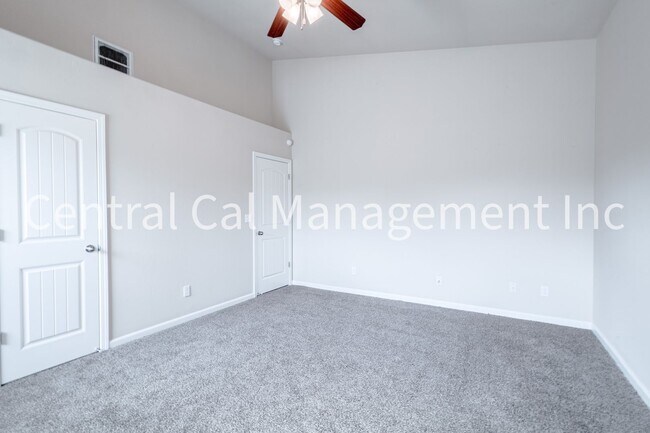 Building Photo - 4 Bedroom/2 Bath Home in the Northwest - $2595 Per Month!