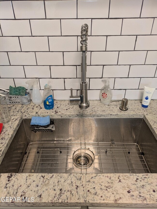 Building Photo - 709 Tays St