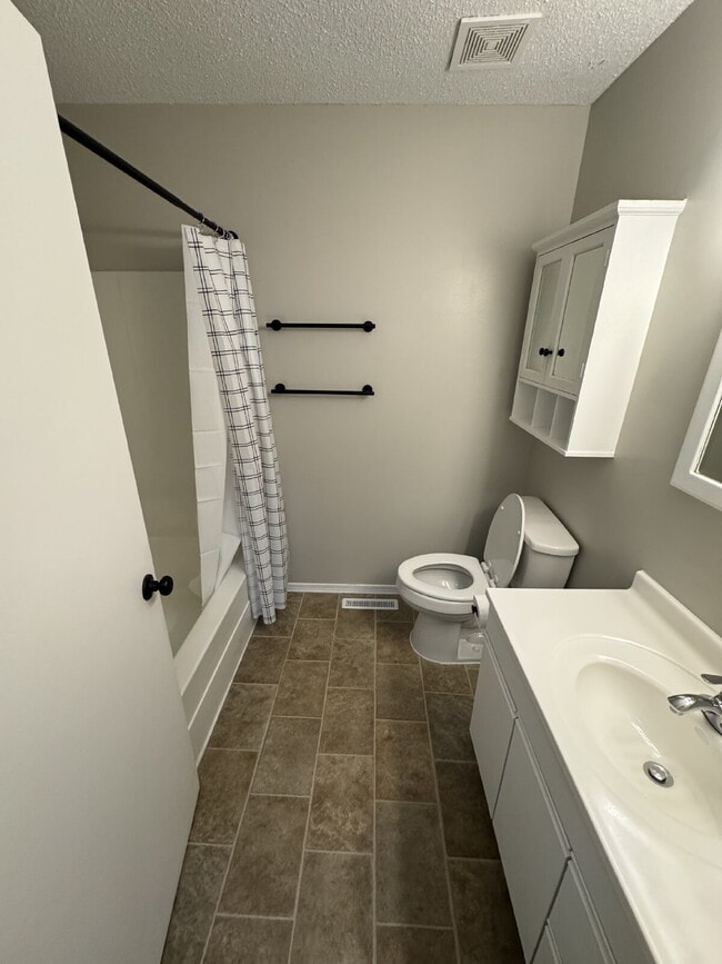 Building Photo - "Charming  2 Bedroom Duplex Retreat in Wic...