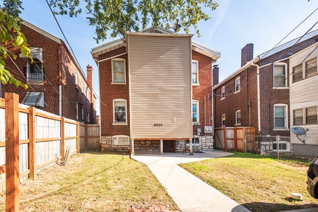 Building Photo - 4926 Winona Ave