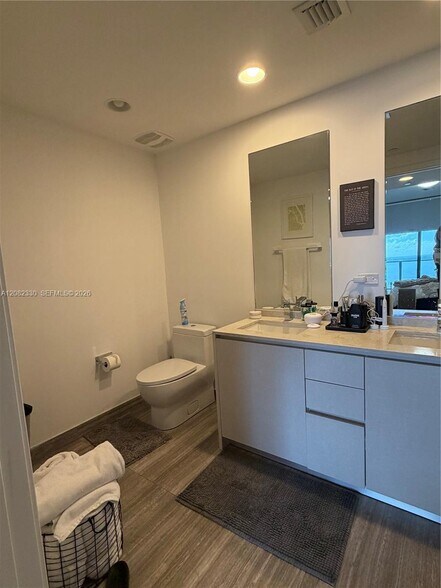 Building Photo - 1010 Brickell Ave