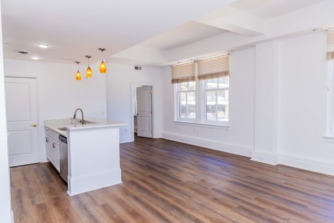 Building Photo - Luxury One Bedroom Unit in  Downtown Business District