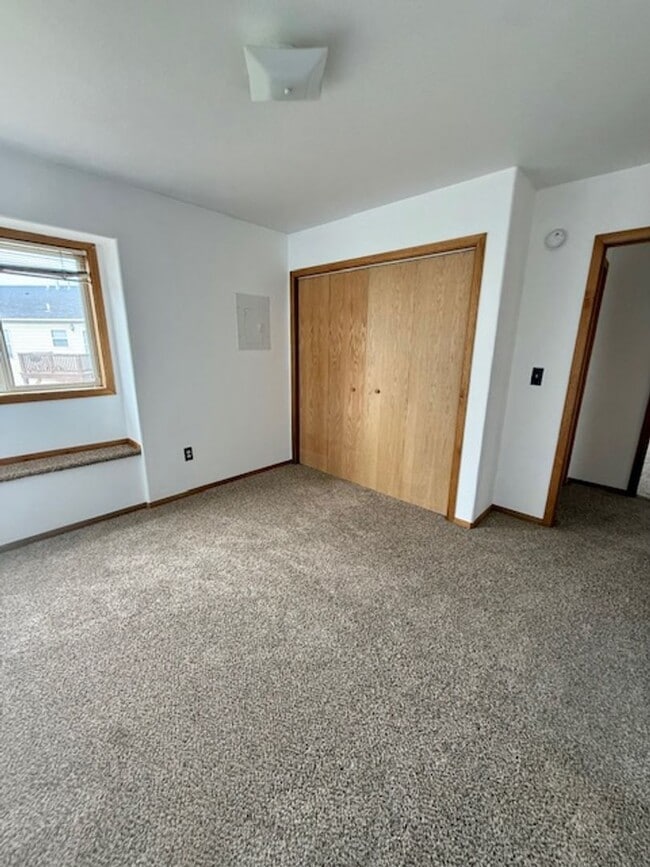 Building Photo - 2 Bedrooms 1 Bathroom - 4 Plex - Belgrade