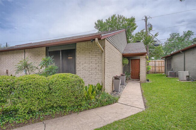 Primary Photo - 3815 Menchaca Rd