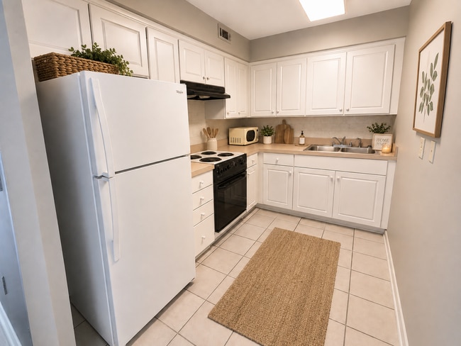 Building Photo - Affordable Beach Living! 1BR Apartment with Large Storage Closet & Central AC