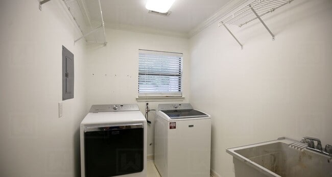 Building Photo - 3-Bedroom 3-Bath Executive Home in Mountain Brook