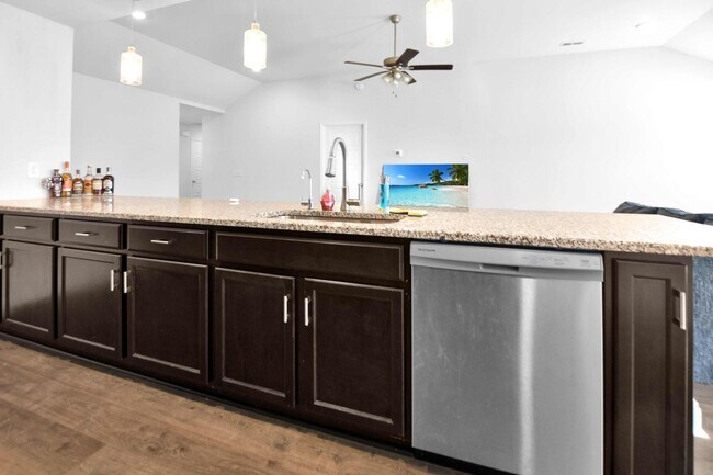 Building Photo - Pet Friendly Three Bedroom!