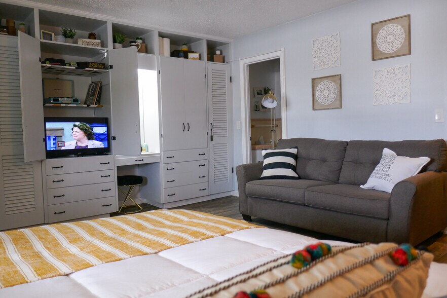 Building Photo - 803 Hillview Heights