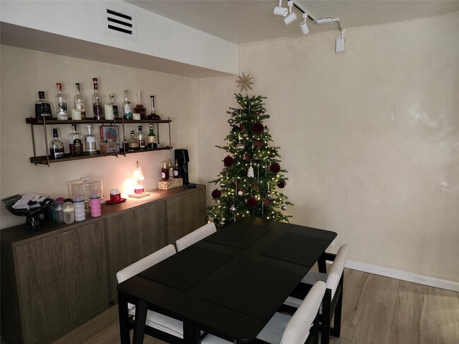 Building Photo - 10004 Winding Lake Rd