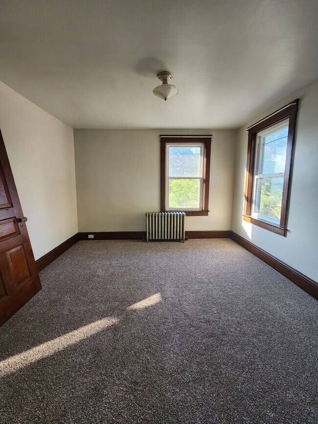 Building Photo - 470 Maple St