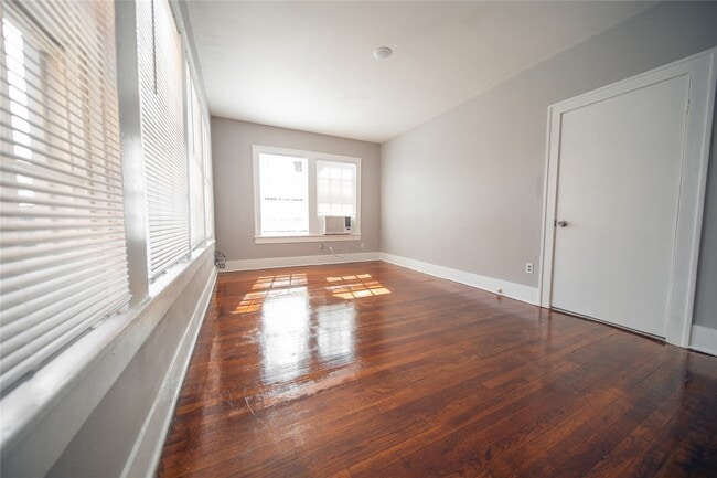 Building Photo - 1818 Calumet St