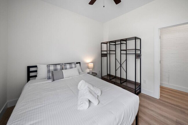 Building Photo - 704 Wayne St