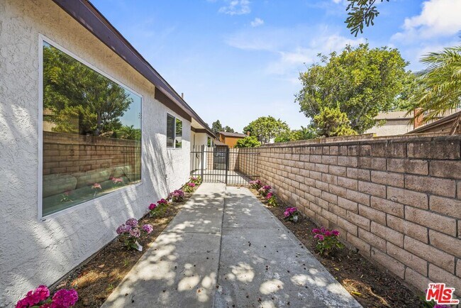 Building Photo - 13 Pepper Ct