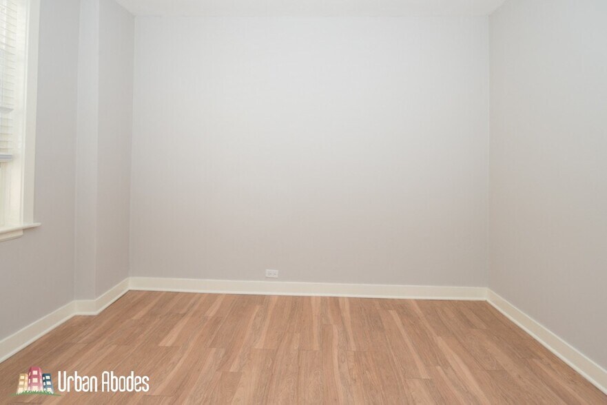 Building Photo - 535 W Belmont Ave