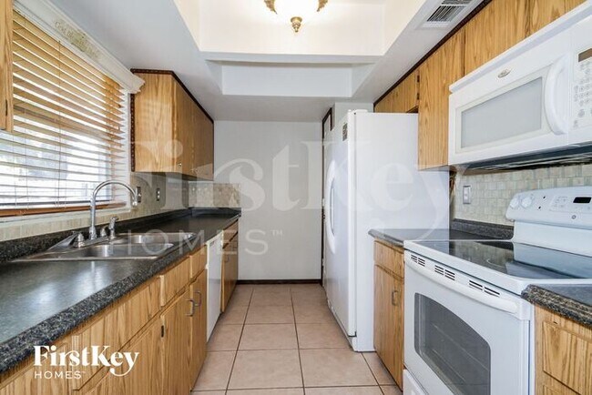 Building Photo - 1595 Sailpoint Dr