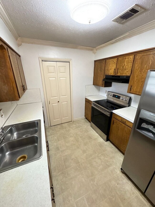 Building Photo - Southern Hills!!