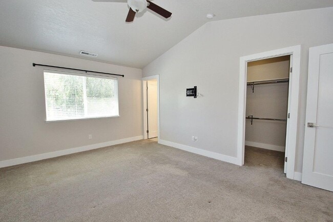 Building Photo - Immaculate Townhouse in Quiet Community