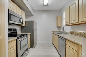 Building Photo - Gorgeous Downstairs One Bedroom in the Sou...
