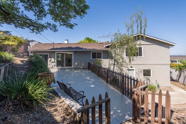 Building Photo - Desirable Farm Hill Estates Neighborhood