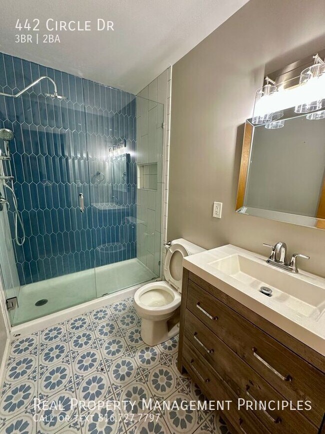 Building Photo - 442 Circle Dr