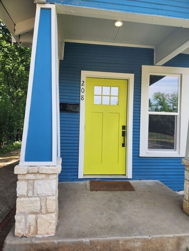 Building Photo - 2BR/1BA Remodeled Duplex w/ In-Unit W/D in Oak Cliff
