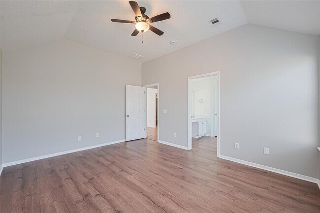 Building Photo - 12230 Hawthorne Hill Cir
