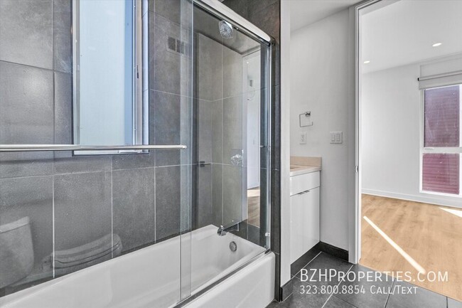 Building Photo - Gorgeous Modern Townhouse In Prime Mid-City