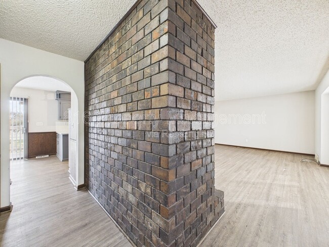 Building Photo - 3929 S Carriage Ln