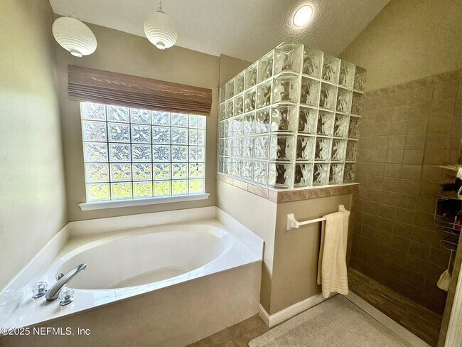 Building Photo - 2208 Wide Reach Dr
