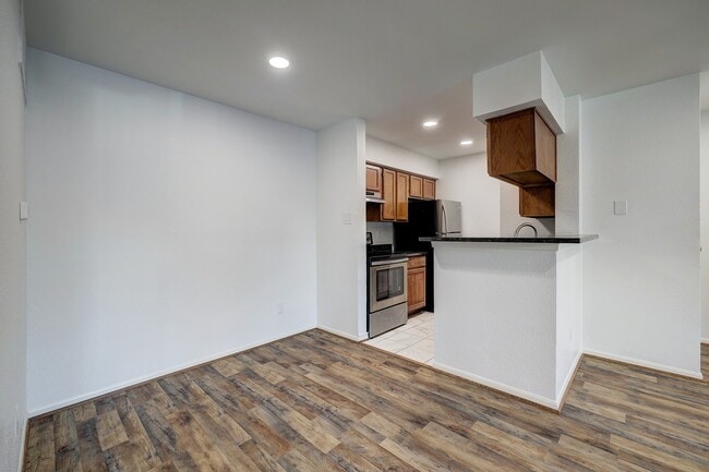 Building Photo - 11201 Lynbrook Dr