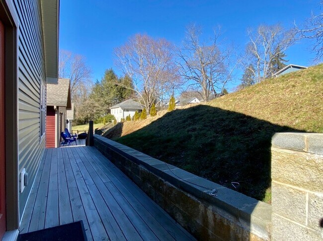 Building Photo - Newer Construction Close to Downtown Asheville