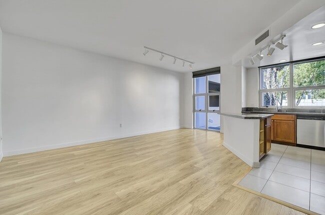 Building Photo - Saint