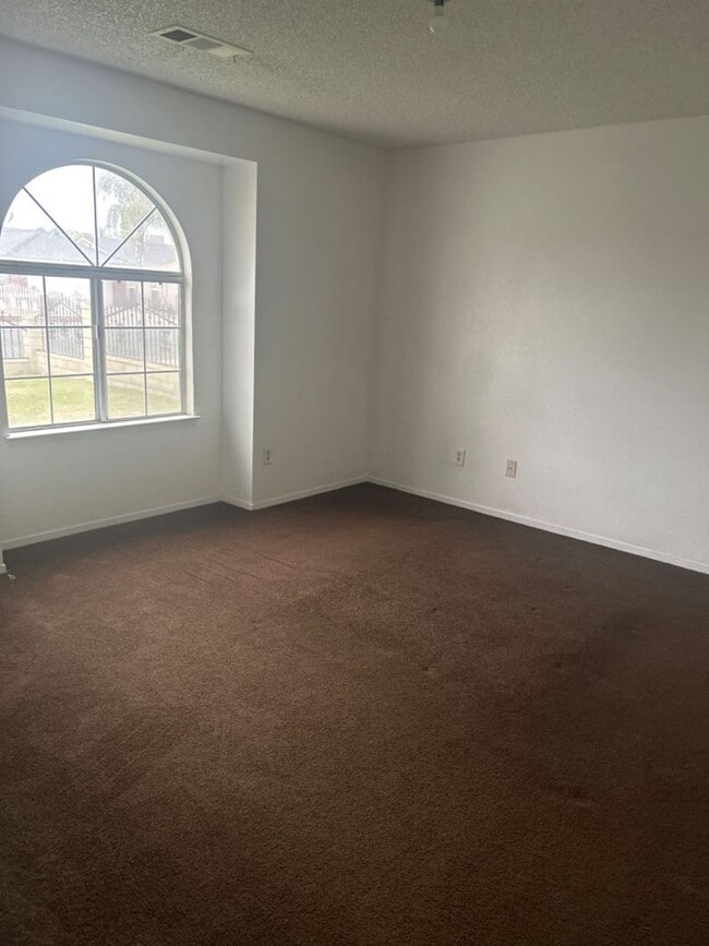 Building Photo - Coming soon-  Spacious 3 bed/2bath Single Family home in Delano!!