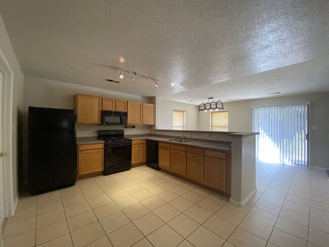 Building Photo - COMMUNITY POOL - LARGE 4 BEDROOM - Master Upstairs