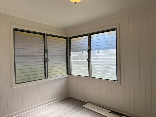 Building Photo - 2 Bed/1 Bath/ 1 Parking w/ Split A/C unit
