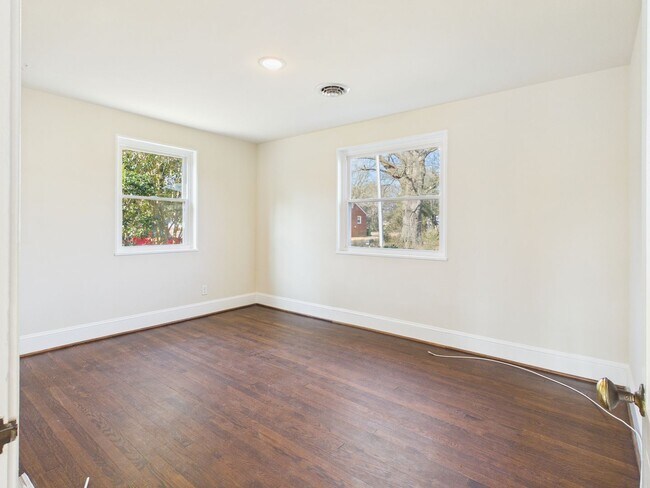 Building Photo - 1815 Powell Rd