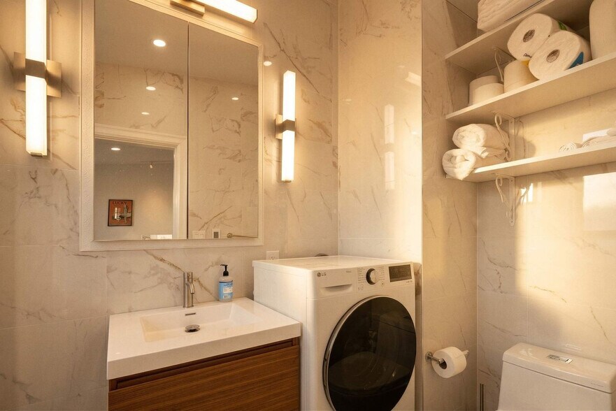 Building Photo - 3 E 9th St
