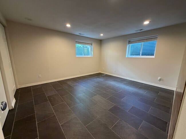 Building Photo - 1140 Cenotaph Cir