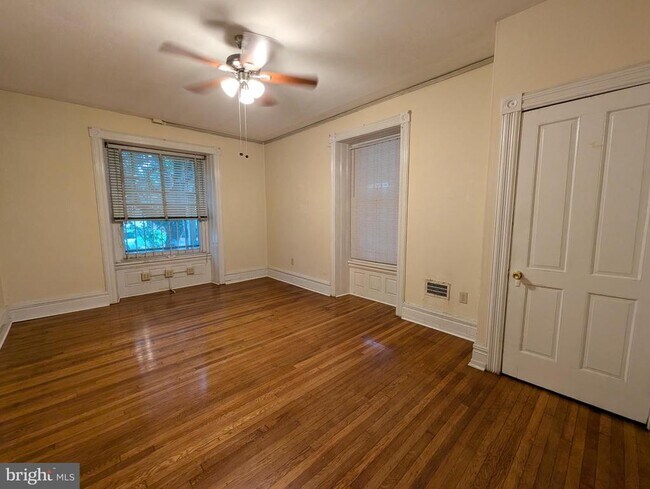 Building Photo - 304 W School House Ln