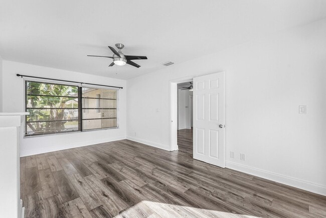 Building Photo - 500 NE 48th St