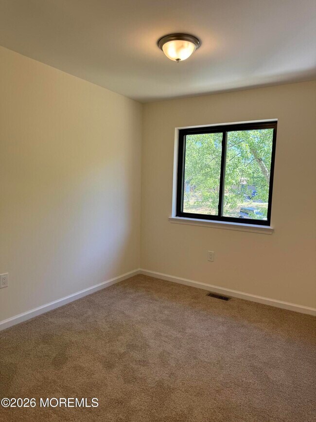 Building Photo - 5 Canary Cir
