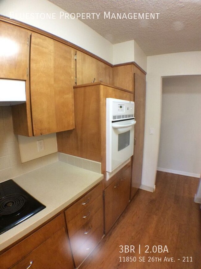 Building Photo - 2nd Floor 3 bedroom/2 bath.  Available app...