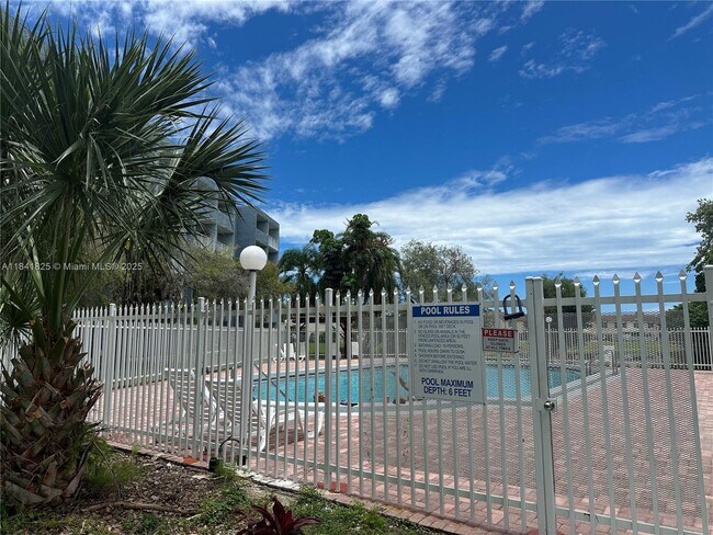 Building Photo - 9375 Fontainebleau Blvd