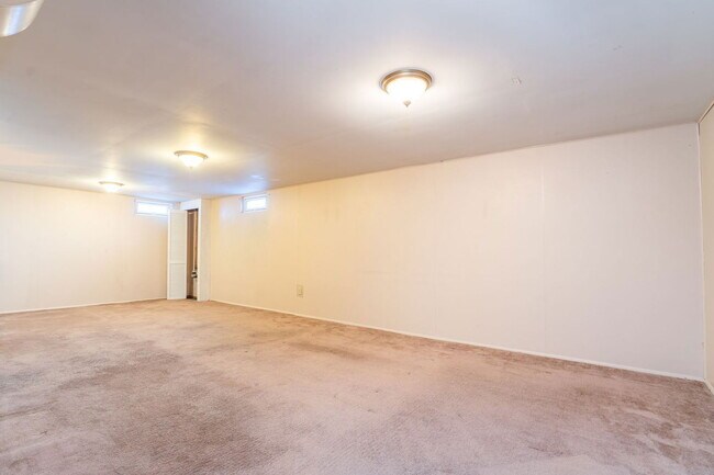 Building Photo - 204 19th Ave NW