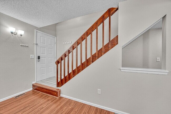 Building Photo - $2,350.00, 2-bed, 2.5-bath townhouse in th...