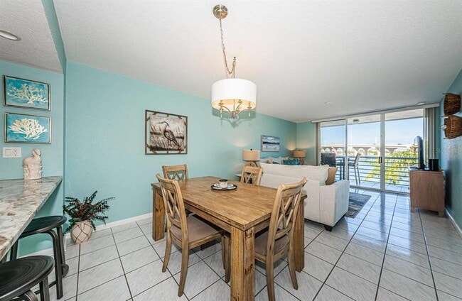 Building Photo - 5901 Bahia Del Mar Cir N