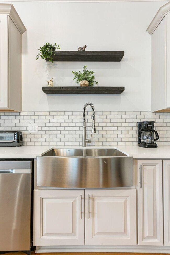 Building Photo - 1218 Carondelet St